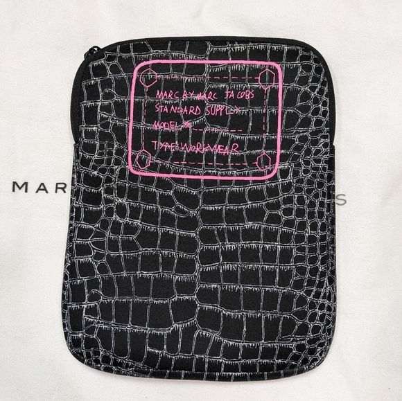 Marc by Marc Jacobs Zip-Up Black and Pink iPad/Kindle/Tablet Case with Dust Bag - Picture 2 of 5